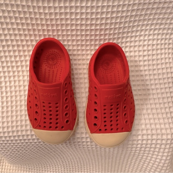 Native Kids Shoes Red Size 4 - Picture 3 of 3